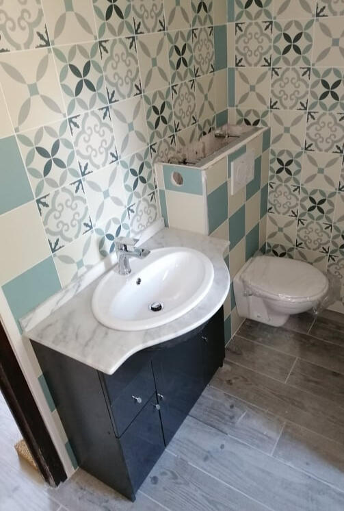 Vasque, WC suspendu et faïence carreaux de ciment