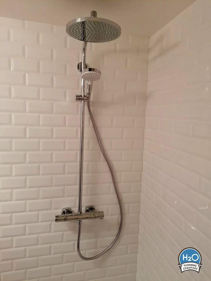 douche faïence métro et colonne de douche avec ciel de pluie