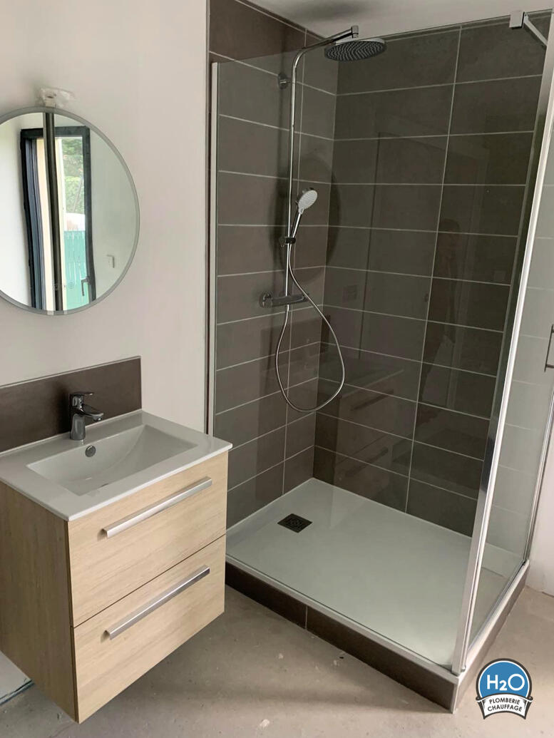 salle de bain blanc et gris